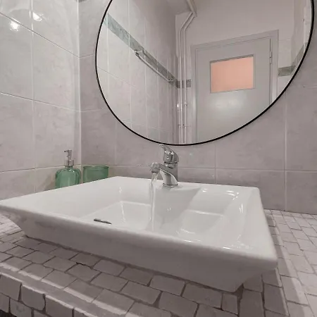 Apartment Cute 1br Apt With Balcony In The Heart Of The *